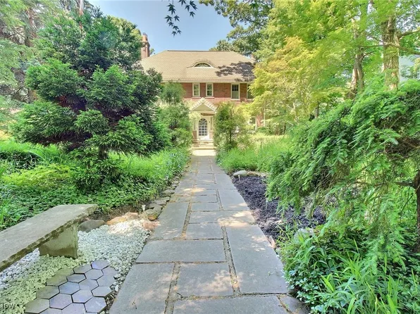 324 Corning Dr, Bratenahl, OH 44108