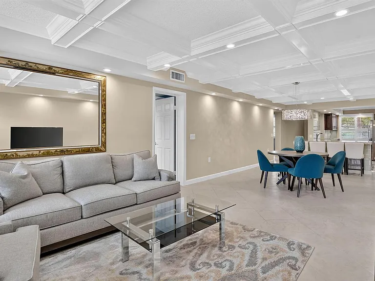 6061 Balboa Cir #206 — Photo 13