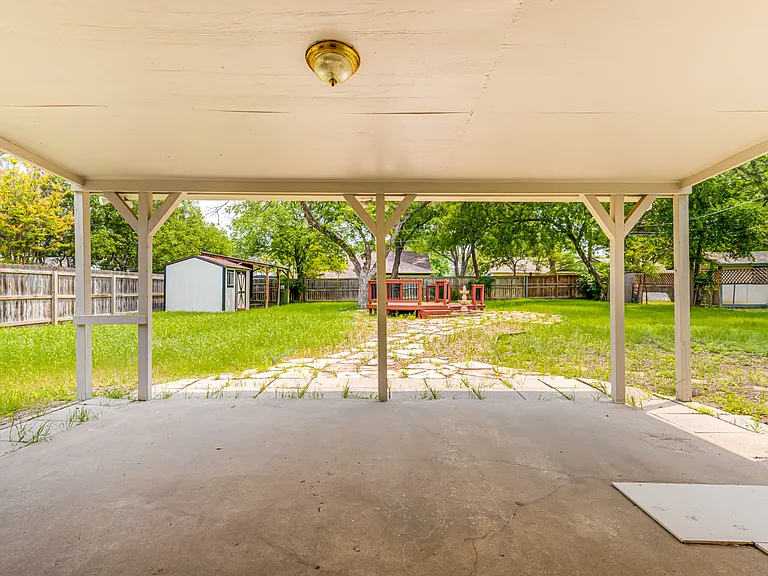 555 Patricia — Photo 28