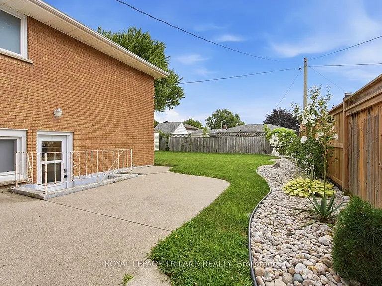 27 Aldborough Ave — Photo 18