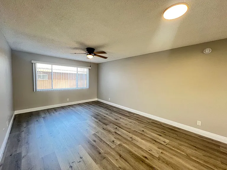 8307 S Figueroa St — Photo 19