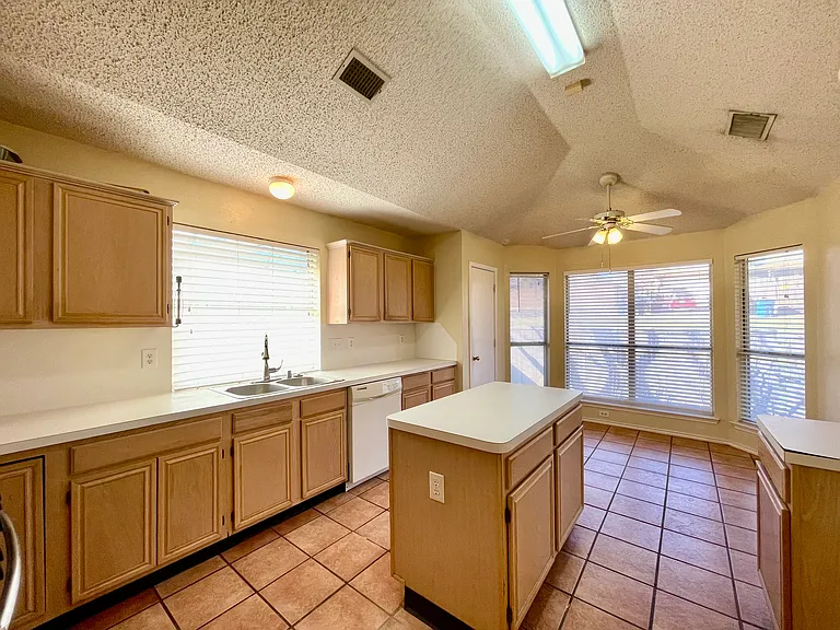 2070 Belvedere Dr — Photo 11
