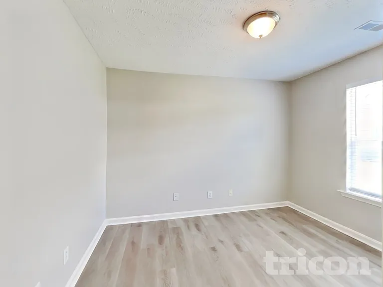 2121 Montgomery Ln — Photo 13