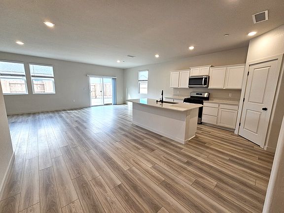 3rd image of 1434 S Horizon Cir