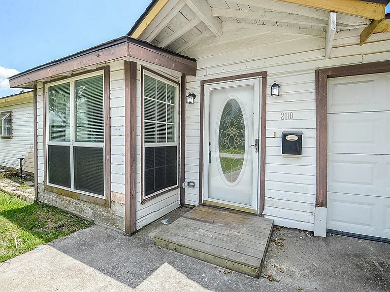 2110 Pickerton Dr — Photo 3