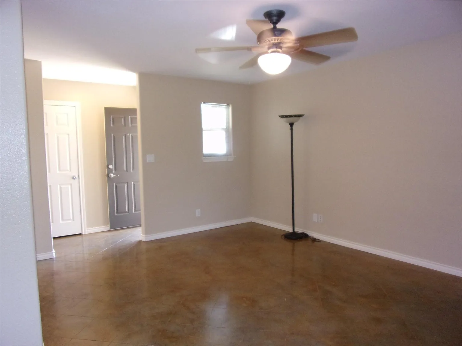 2 bed, 1.0 bath, 905 sqft, $1,495 — Photo 4