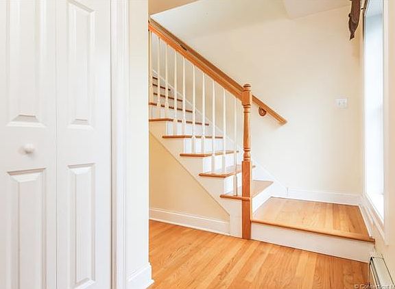 Front foyer has deep window...