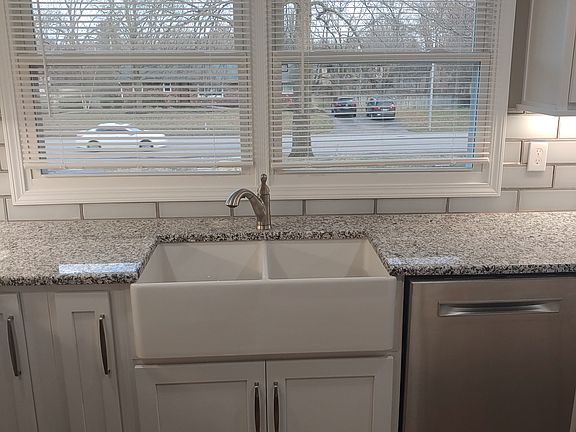 3rd image of 2837 Southview Dr