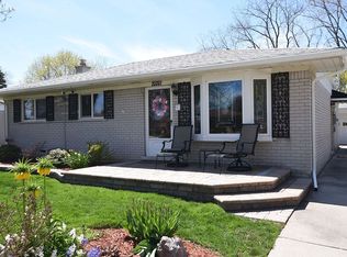 35351 Blairmoor Dr, Clinton Township, MI 48035