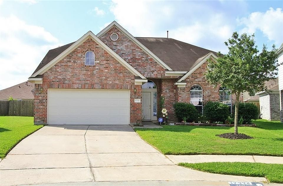 QUIET CUL-DE-SAC LOCATION! Great Family Home Offers Above Ground Swimming Pool, 4 Bedrooms (Master D