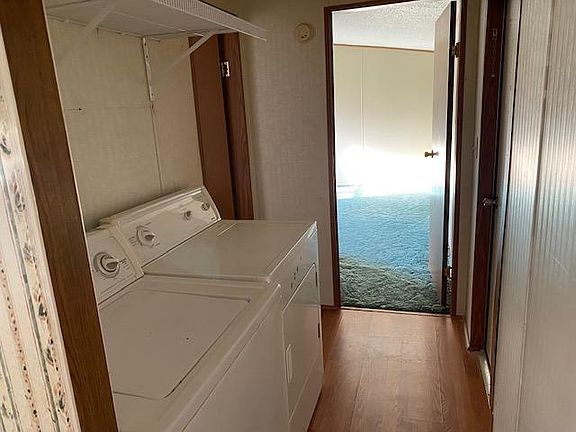 Hallway/Laundry Area