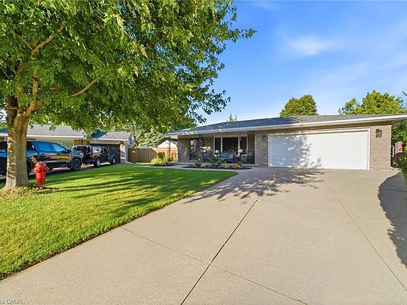 3rd image of 16 Redwood Ct