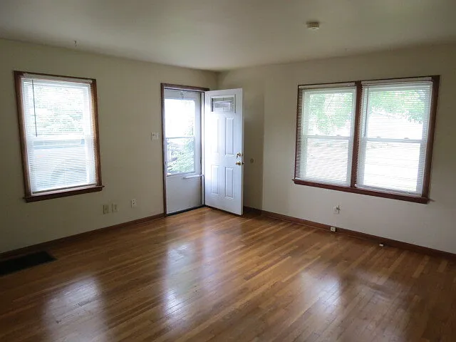 2 bed, 1.0 bath, 900 sqft, $1,275 — Photo 2
