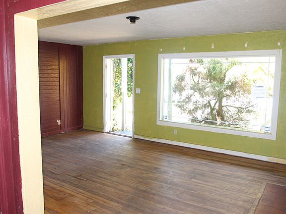 5th image of 219 SE 102nd Ave