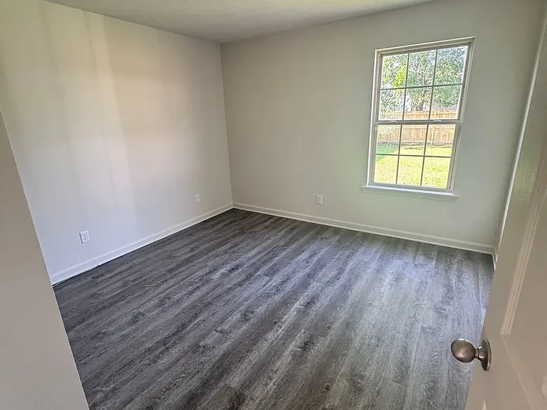 100 E Lauren Rd — Photo 21