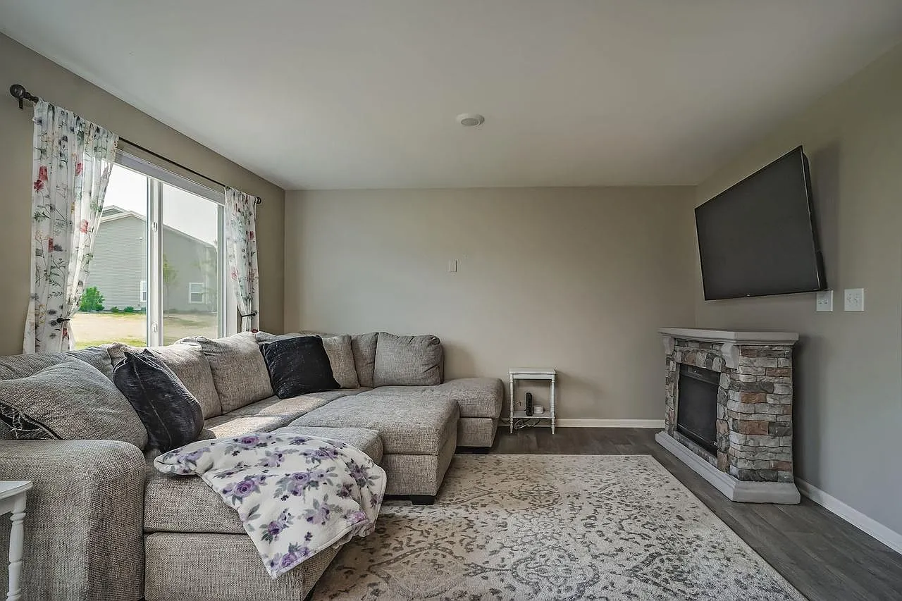3 bed, 2.5 bath, 1650 sqft, $2,600 — Photo 3