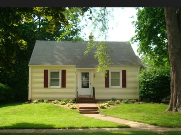 18 Maple St, Crystal Lake, IL 60014