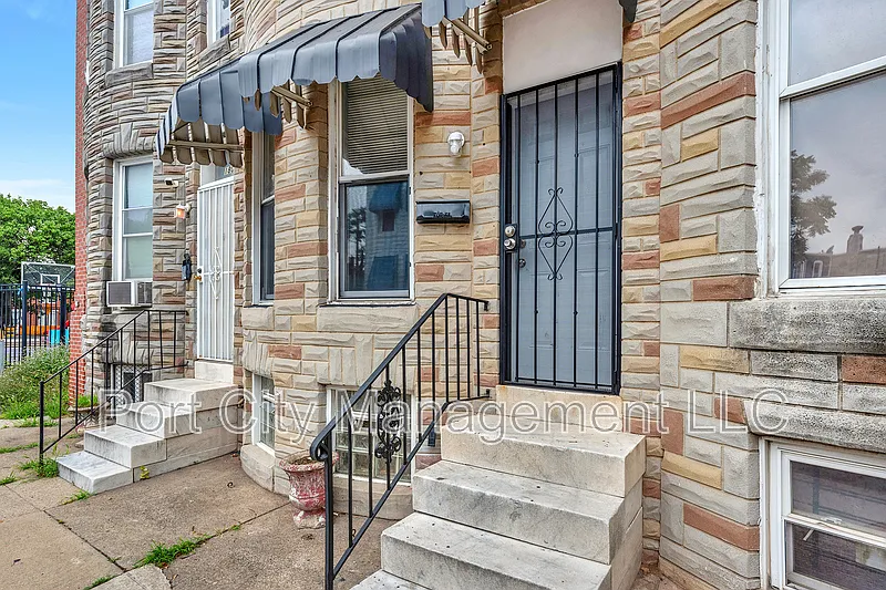 3 bed, 1.5 bath, $2,000 — Photo 2