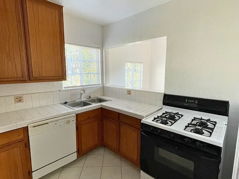 9037 Cattaraugus Ave — Photo 32