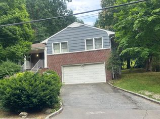 72 Beach Rd, Great Neck, NY 11023