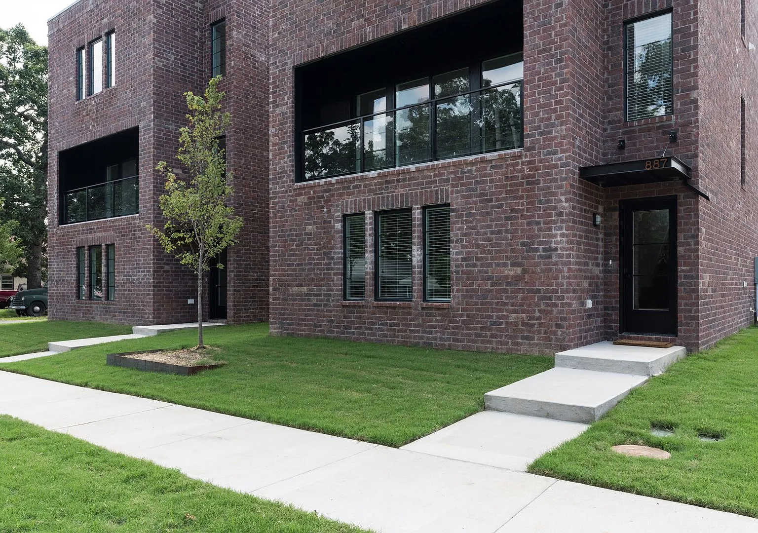 Modern 4 bedroom 3 bath near Razorback campus - 2nd story loft — Photo 1