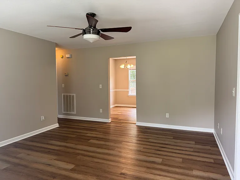 216 Pinewood Dr — Photo 2