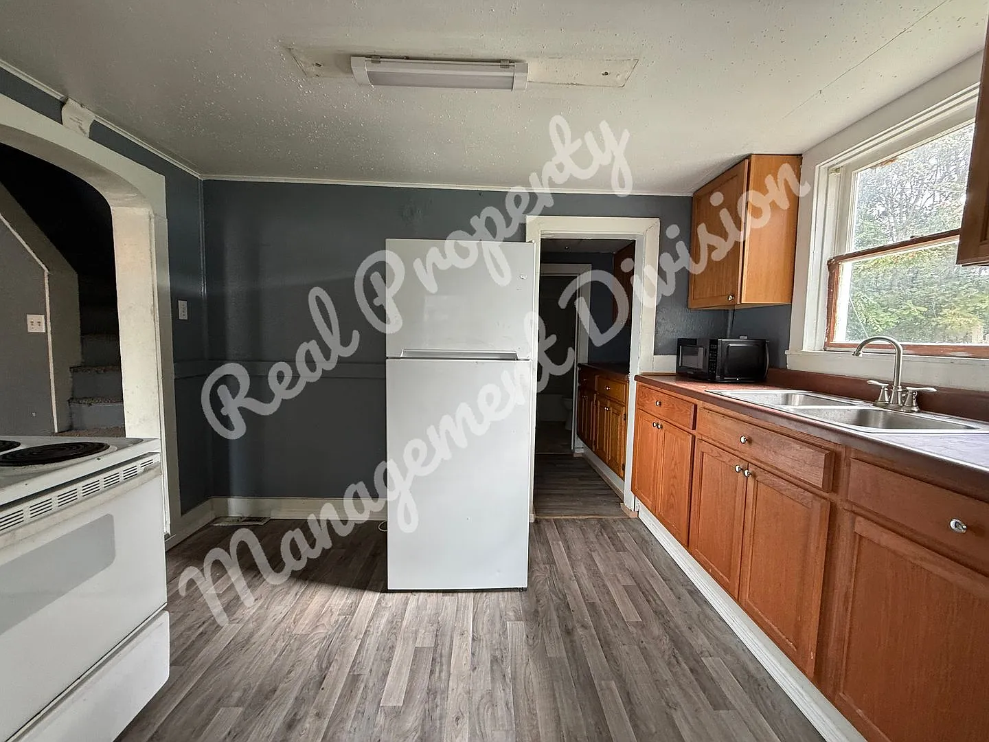 Charming 2-Bedroom with Sunporch and a Big Backyard — Photo 3
