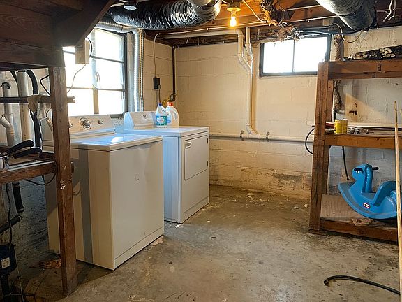 1/2 basement with washer/dry