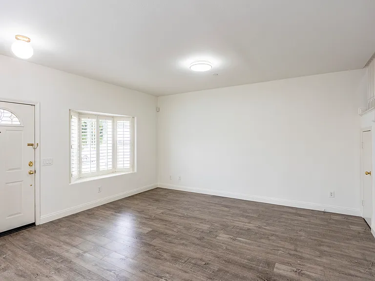 10623 Mona Way — Photo 2