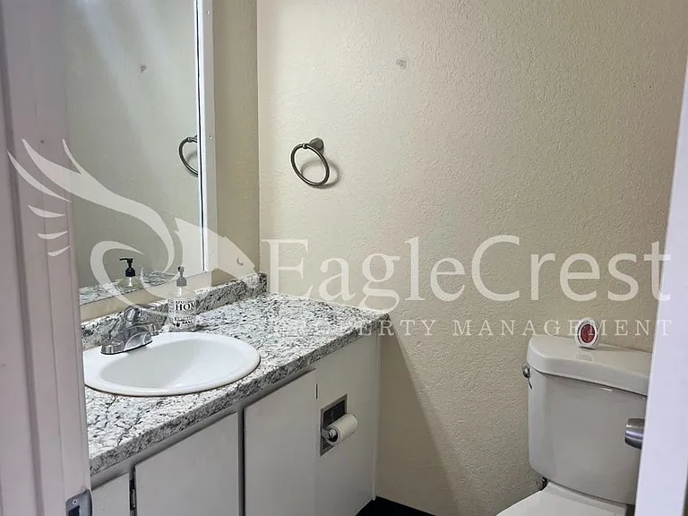 320 NE C St — Photo 17