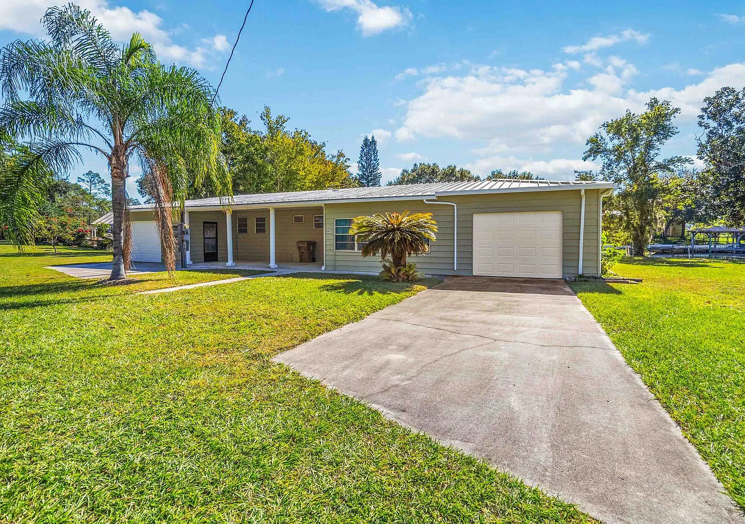 Charming 2BR/2BA Waterfront Home for Rent with Canal Access & Two Garages — Photo 1