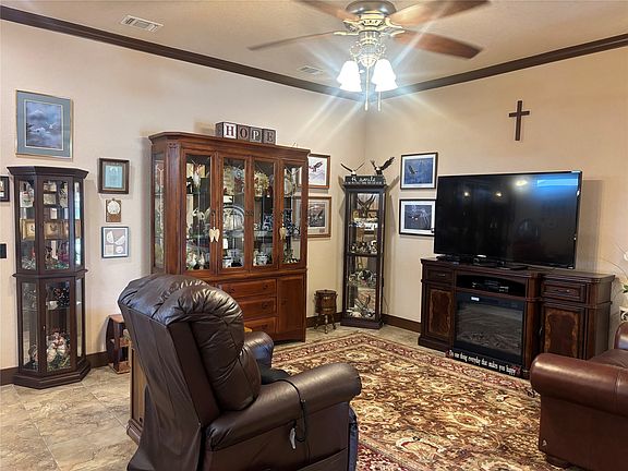 4th image of 310 Donna Cir