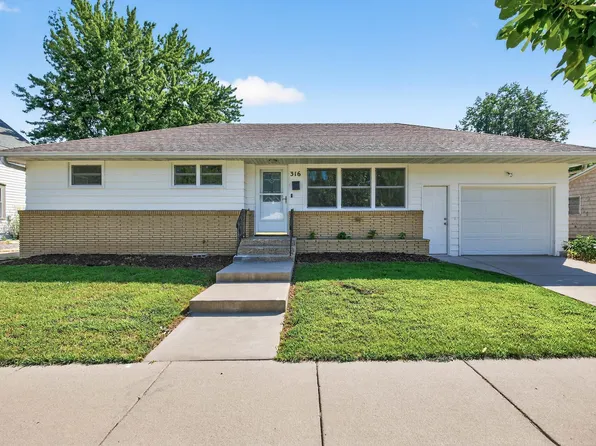 316 N Cedar St, Chaska, MN 55318