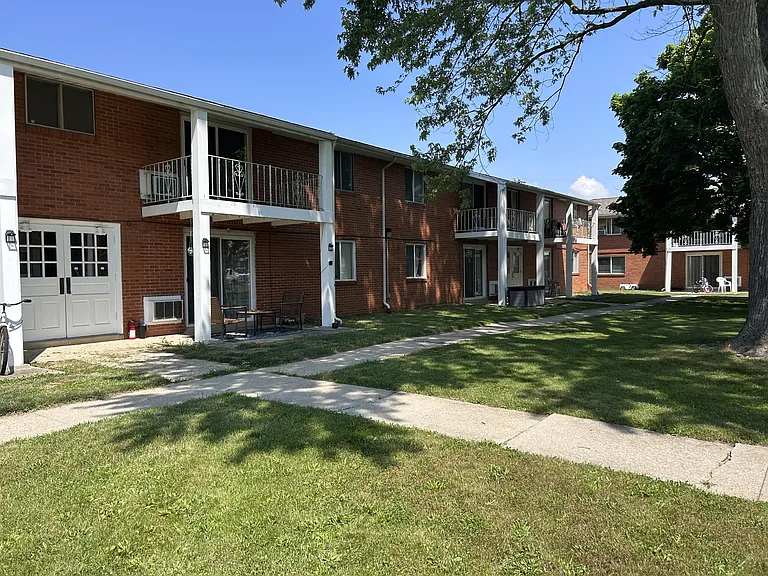 1810 Queenswood Dr #I — Photo 1