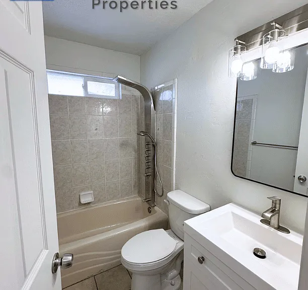 906 E Elm St — Photo 16