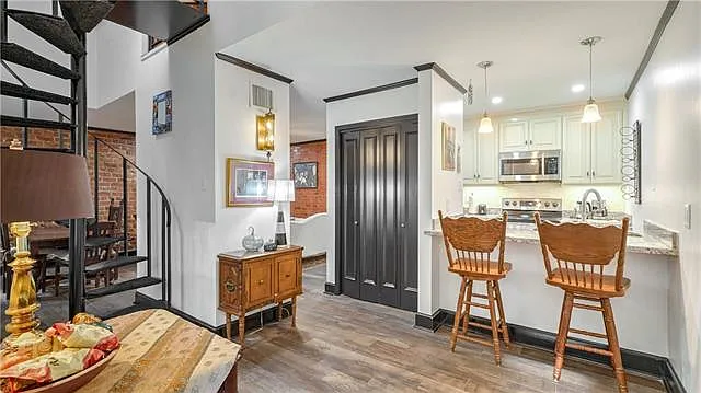 2 bed, 1.0 bath, 754 sqft, $2,300 — Photo 4