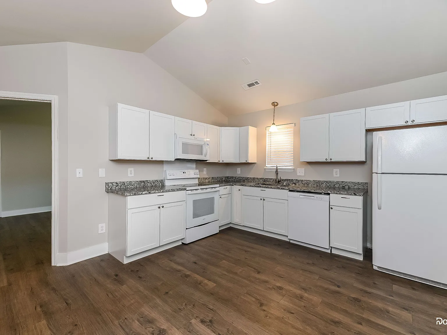 3 bed, 2.0 bath, 1100 sqft, $2,095 — Photo 4