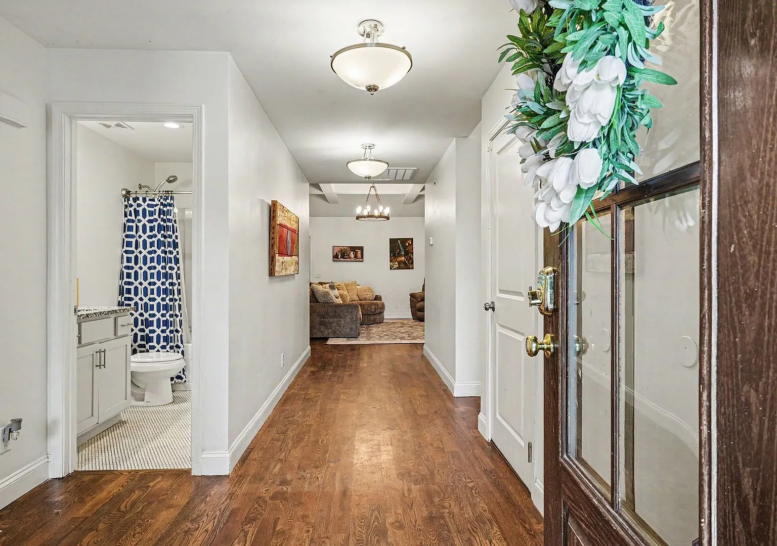 3 Bedroom 2 Bathroom Home — Photo 3