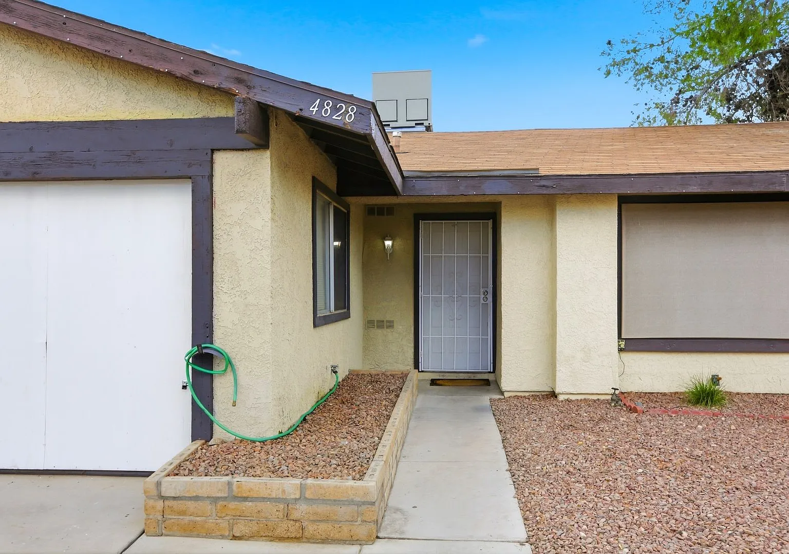4 Bedroom POOL Home with RV Parking! — Photo 4