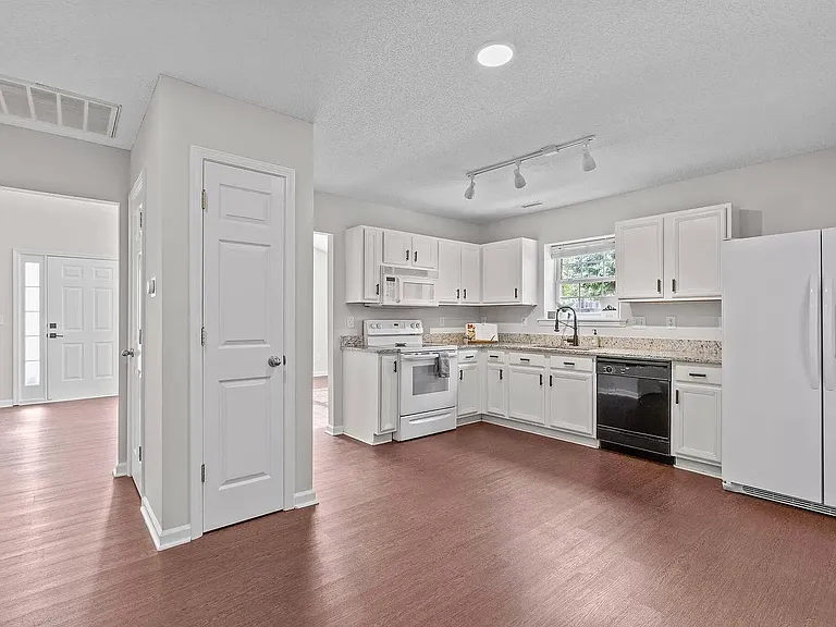 121 Cabana Dr — Photo 18