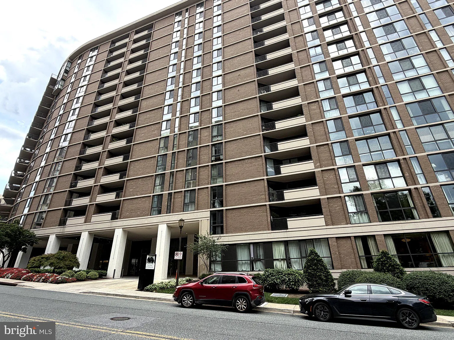 1 bed, 1.5 bath, 1140 sqft, $2,450 — Photo 2