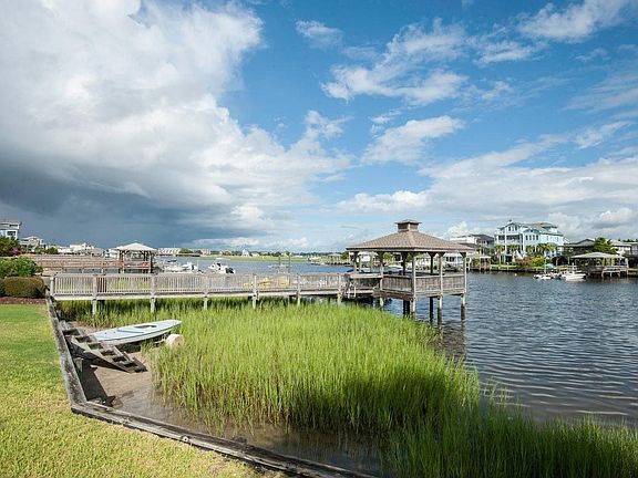 Peaceful Setting On Lagoon