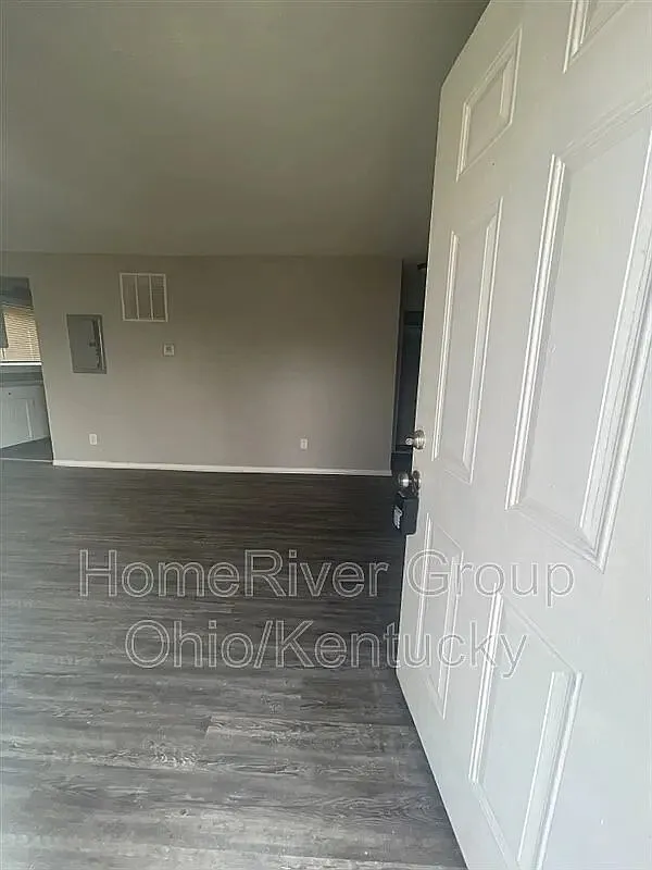 2 bed, 1.0 bath, 831 sqft, $1,097 — Photo 2