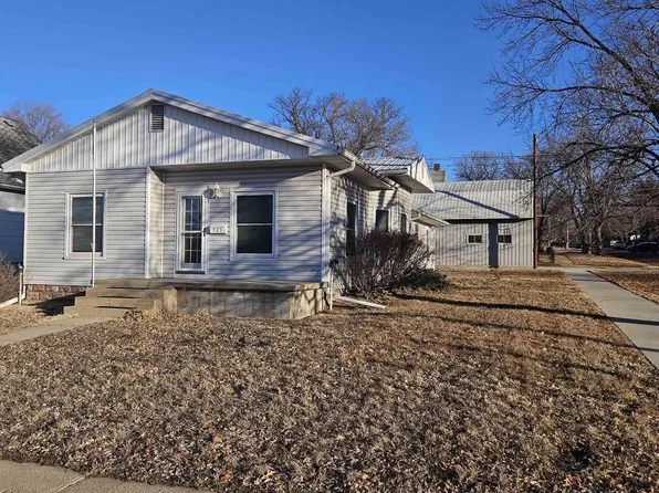 925 3rd St, Fairbury, NE 68352