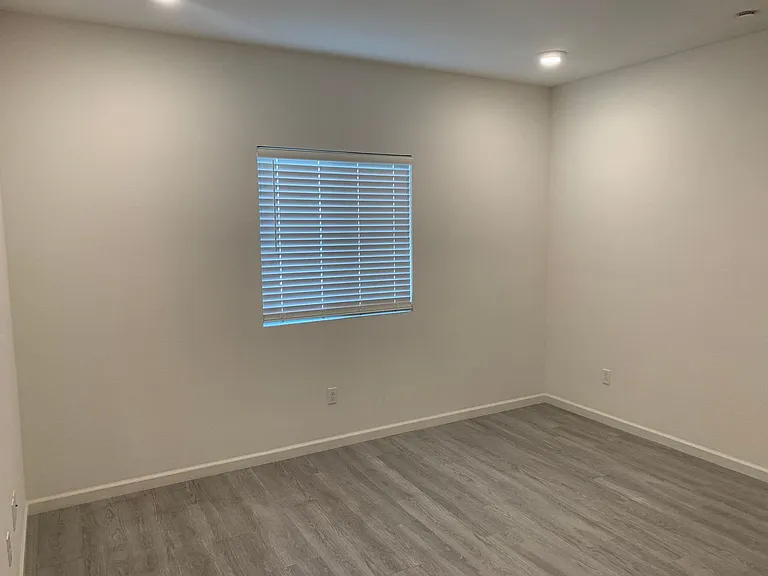 810 Holdenhurst Ln — Photo 2
