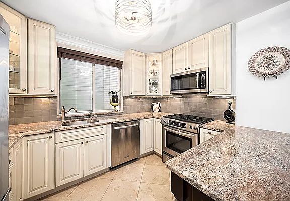 4th image of 440 E 62nd St APT 4A