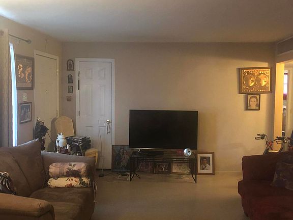 4th image of 101 W Valencia Dr