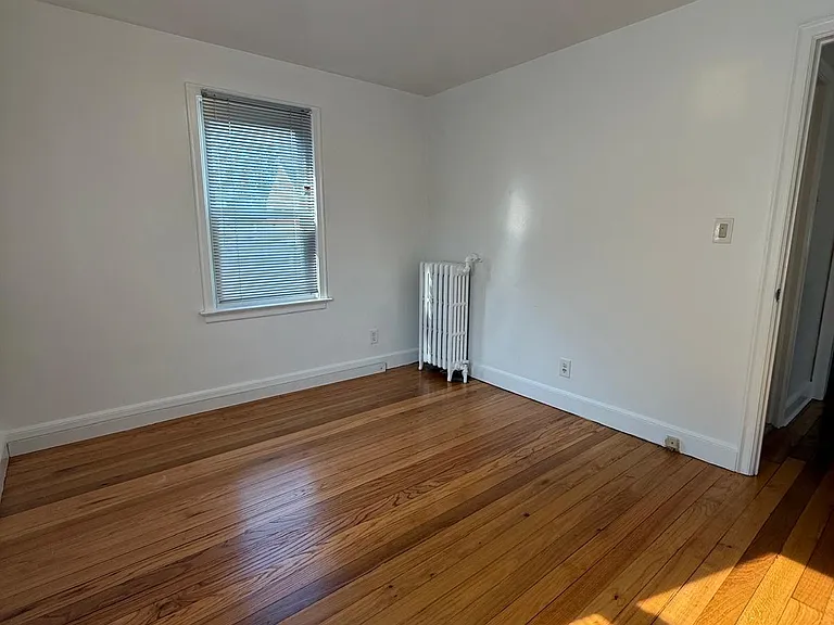 548 Queen St — Photo 13