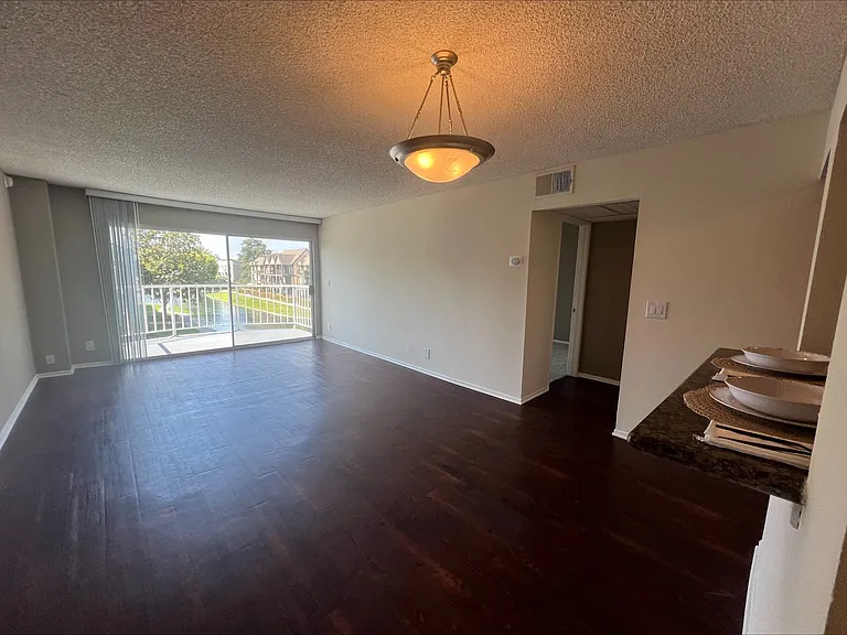 Versailles on the Lake Apartments — Photo 11