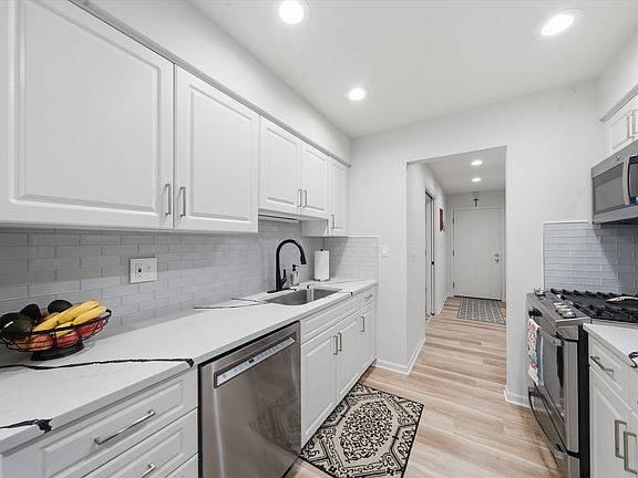 5th image of 350 E Dundee Rd APT 110